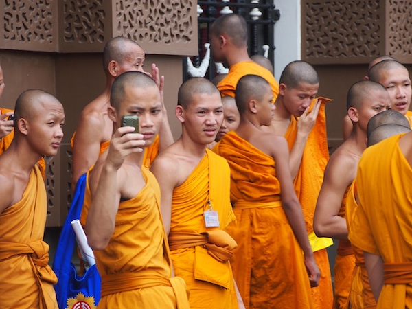 Bitte lächeln: Freundliche Mönche in der Stadt Bangkok, Thailand sind mein Favorit in der Kategorie Gelb.