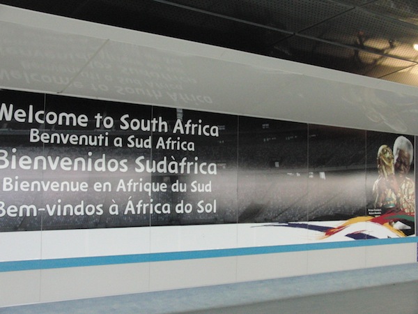 Willkommen in Südafrika: Die Ankunft am Flughafen voller Stolz auf Landesvater Nelson Mandela.