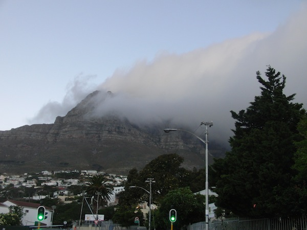 Wind am Kap: Oft legen sich Wolken wie diese über den 1.000 Meter hohen Tafelberg und bieten ein eindrucksvolles Panorama.