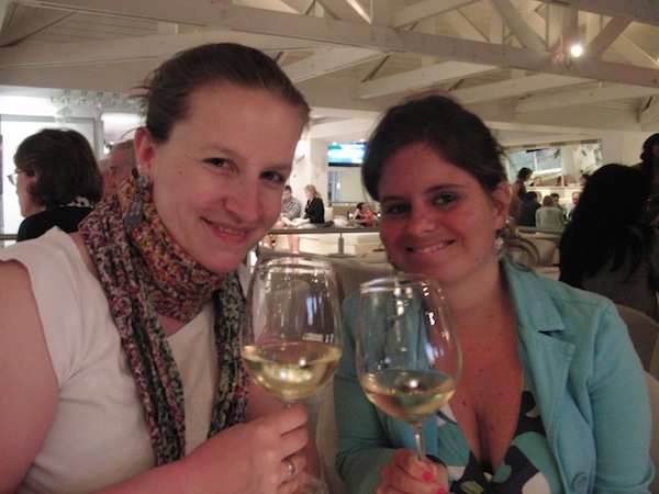 Das "Cheers" lassen wir uns nicht nehmen und feiern unser Wiedersehen in Kapstadt im Jahr 2011 gebührend! Vielen Dank für den wunderbaren Empfang, liebe Toni!