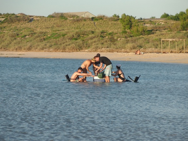 In Australien geht es ganz entspannt ab: Mitten im Meer findet man sich hier zum feucht-fröhlichen Picknicken wieder