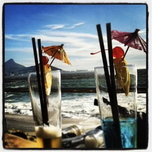Auch als "Instagrammerin" fängt Toni die Stimmung rund um Kapstadt gerne ein - hier beim Chillen an der Bucht gegenüber von Kapstadt.