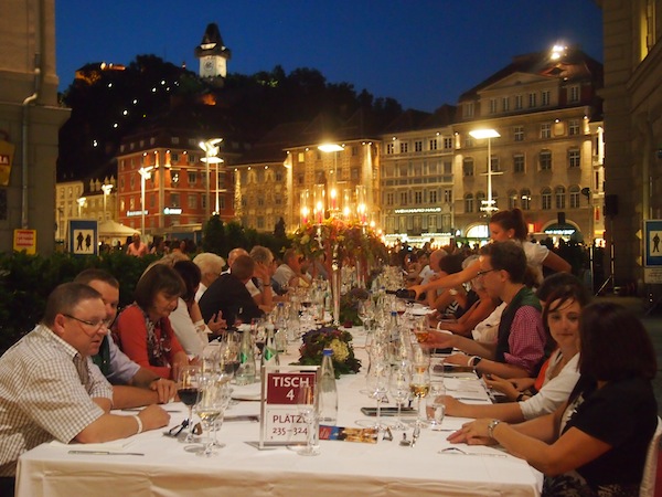 Highlight der diesjährigen Genuss-Veranstaltungen mit Reisebloggern: Unsere Einladung an die "Lange Tafel der Genusshauptstadt Graz" im August 2013, an der wir gemeinsam mit über 700 geladenen, internationalen Gästen Platz nehmen durften … Wow!