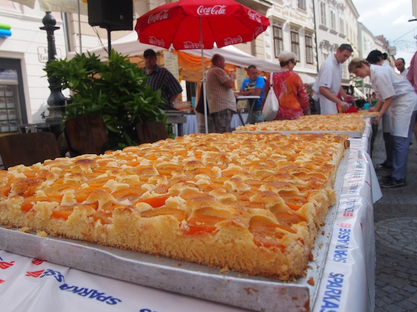 Stichwort "Geschichten erzählen": Wusstet Ihr, dass meine eigene Heimatstadt Krems jährlich den längsten Marillenkuchen der Welt feiert?!