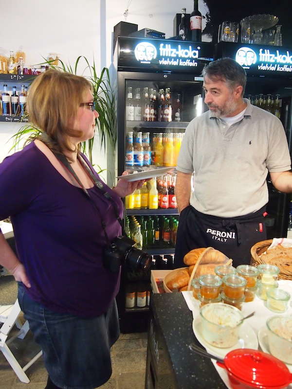 Gastgeber & Janett unterhalten sich beim netten Plaudern im Woracziczky bread & coffee über das Reisen nach Deutschland und die Inspiration von unterwegs.