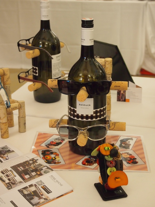 Auch der Erfindungsreichtum der Aussteller beeindruckt uns: Hier gibt es kreative Weinflaschen überzogen von typischer Wachauer Tracht, Kork & Sonnenbrillen.!