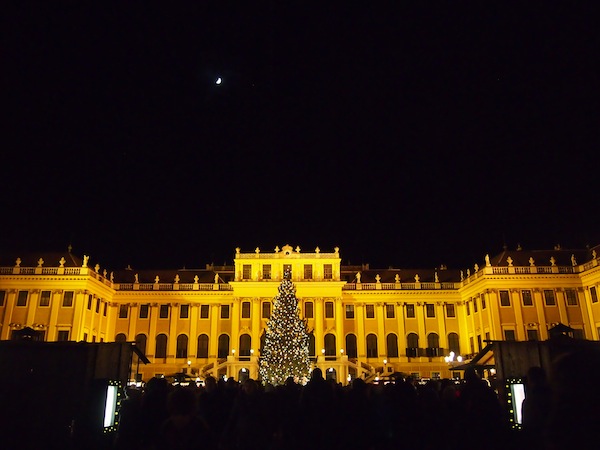 Das Schloss Schönbrunn ... Immer sowie gerade jetzt zur Weihnachtszeit, einen Besuch wert.