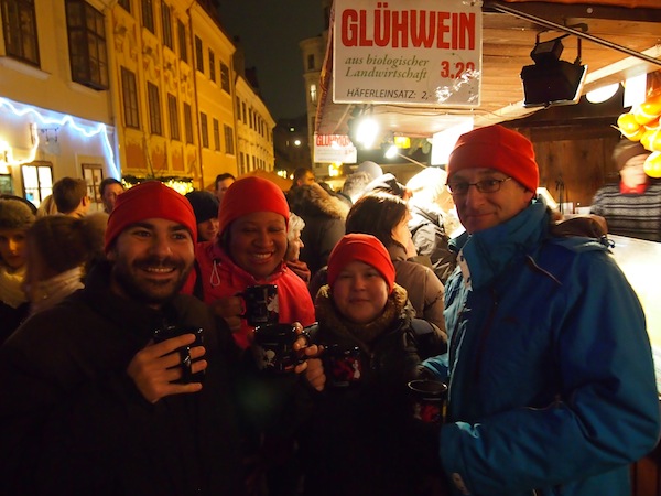 Die Glühwein- bzw. Weihnachtsmarkt-Truppe - von links nach rechts: Máximo Perez, Sarah Lee, Katrina Stovold & Terry Lee. Thanks everyone for coming along!