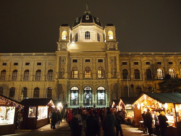 Eine prächtige Kulisse bietet hier beispielsweise das Kunsthistorische Museum Wien zum Weihnachtsdorf am Maria-Theresien-Platz.