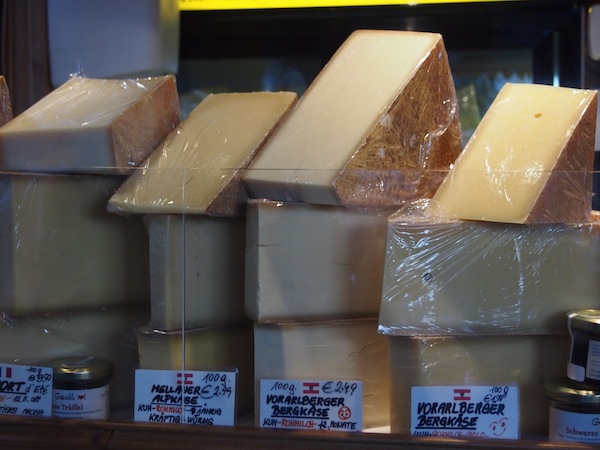 Auf geht's zum Einkaufen der Zutaten für unser Menü: Den Besuch im "duften" Käseland am Wiener Naschmarkt werde ich so schnell nicht vergessen. Hier gibt es köstliche Käsevariationen wie aus Tausend und einer Nacht!