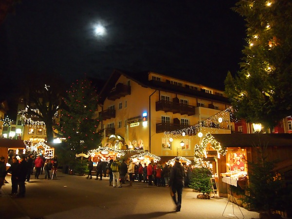 Abends in Sankt Wolfgang am Wolfgangsee, Salzburg: Der Mond scheint hell über dem Adventdorf von Sankt Wolfgang.