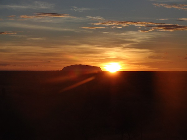 Glückseligkeit auf Reisen: Den Sonnenaufgang über dem Ayers Rock zu erleben, gehört zu meinen besten und schönsten Reiseerinnerungen an den australischen Kontinent. Noch schöner wäre es wohl nur mit Familie & Freunden rings um mich gewesen.