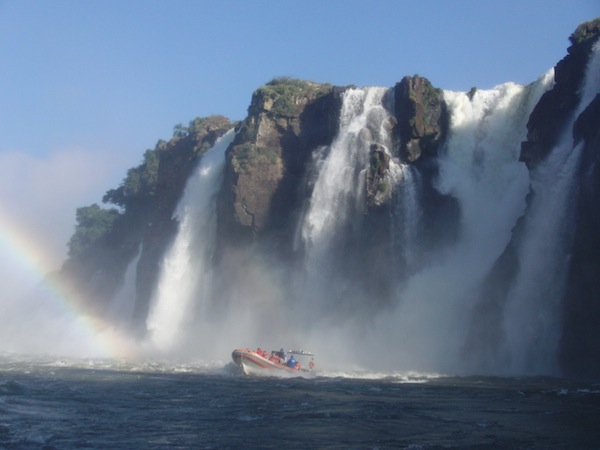 Die Iguazú-Wasserfälle im Dreiländer-Eck von Paraguay, Brasilien und Argentinien sind eine fragile natürliche Ressource unseres Planeten: Wie achtlos dort manche Besucher mit Müll, Tieren oder anderen Reisenden umgehen bringt mich zeitweise zur Weißglut.