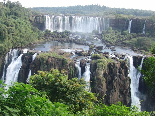 Auch so ein Erlebnis, das mich nicht wieder loslässt: Der Besuch der tosenden Iguazú-Wasserfälle am Dreiländereck zwischen Brasilien, Argentinien und Paraguay im Juni 2011.