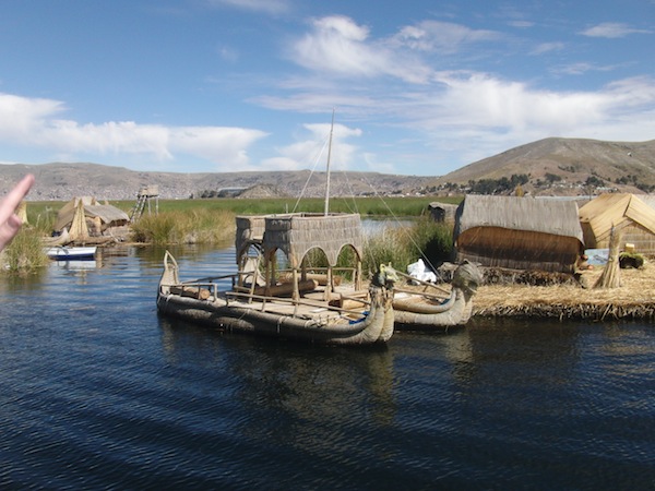 Apropos schwimmende Inseln: Das Volk der Uros lebt auch heute noch nach ihren Traditionen und bindet im Titicaca-See wachsendes Schilf zu "schwimmenden Inseln", Booten und Häusern zusammen. Dieses einzigartige Kulturphänomen steht heute unter dem Schutz der UNESCO-Welterbe-Kommission.