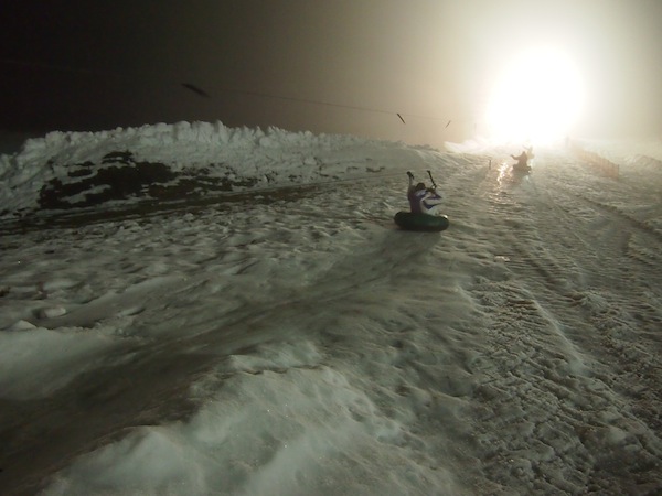 "Hold on for dear life!", ist die Message hire: Nicht loslassen bevor man oven ist. Ab dem gleißenden Licht wird's waghalsig - schnell und lustig ist man beim "Snowtubing" wieder ganz unten.