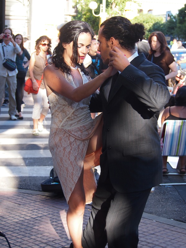So viel Sinnlichkeit gibt's ebenfalls: Tango, leichtfüßig wie ein Hauch, in den Straßen der argentinischen Hauptstadt, eingefangen in meinem Reisevideo ...