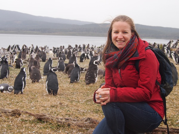 Mein Glück kann ich damals kaum fassen, als ich mich zwischen all diesen süßen Pinguinen mit ihrem Geschnatter und bedächtigen Watschelschritten fotografieren lasse … Sofort möchte ich da wieder hin!!!