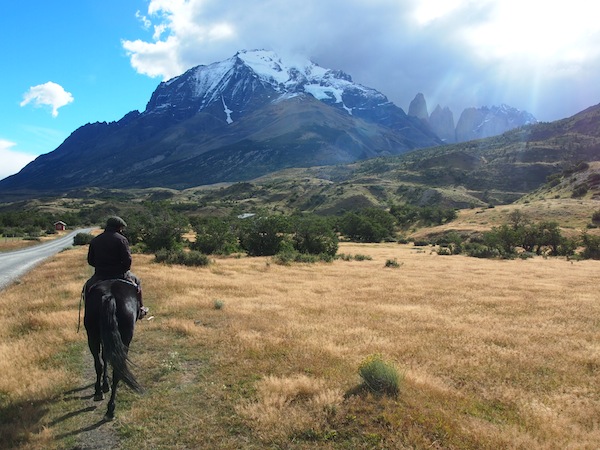 Durch die Landschaft rund um den weltberühmten Nationalpark Torres del Paine zu reiten, gehört zu meinen schönsten Reise-Erinnerungen an Patagonien. Ein Traum!