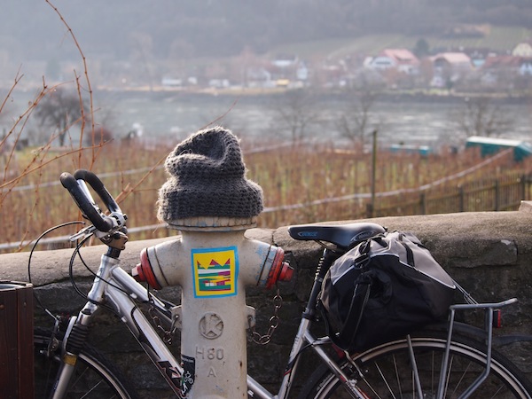 Unterwegs entdecken wir so manch heitere Details, wie dieses Hydrantenmännchen in Dürnstein mit Blick auf die Donau.