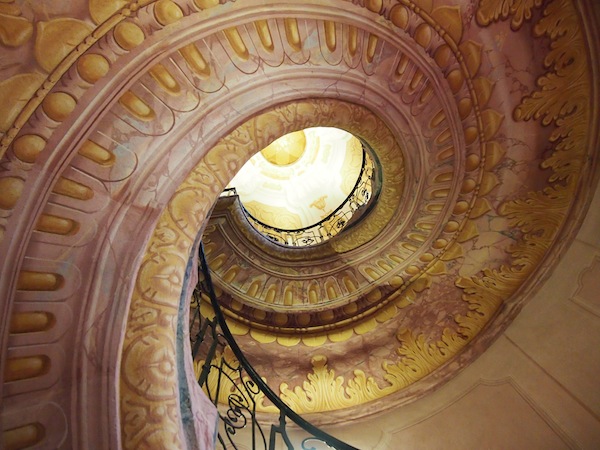 … über eine der 10 schönsten Treppen Österreichs: In der Tat beeindrucken mich Farben & Formen des Stiegenhauses von der Bibliothek des Stiftes in die Stiftskirche sehr.