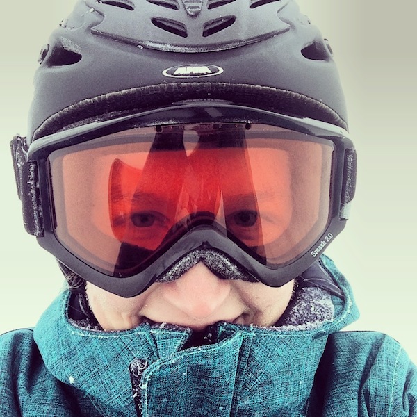 Auf geht's: Ich mache gleich mal mein erstes "Nasenspitzenfoto" - mehr mag bei Wind & Wetter einfach nicht herausschauen. Echte Schifahrerherzen erfreuen sich jedoch auch an Schneefall: PULVERSCHNEE-Alarm :D