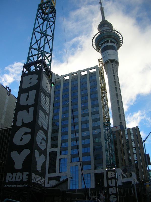 Der Auckland Sky Tower animiert viele zum Besteigen - und auch Herabspringen. Was ahnte ich da, dass ich gut ein Jahr später selbst "von der Brücke springen würde" … Wahnsinn!