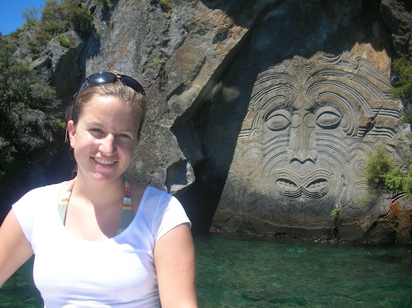… um zu diesen berühmten Felsschnitzereien der Maori zu gelangen: Wirklich eindrucksvolle Zeichen einer lebendigen Kultur in Neuseeland.