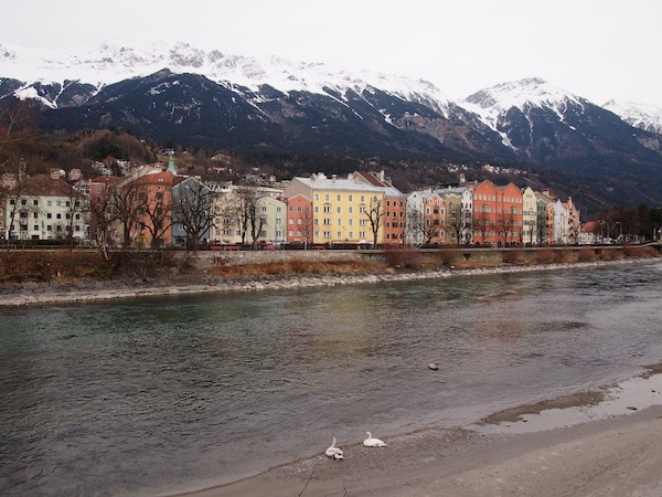 Ankunft in Innsbruck: Gleich zu Beginn grüßt uns mal ein heftiger Föhnsturm, der durchs Inntal fegt und die Schneegrenze auf den Bergen in sichtliche Ferne rückt.
