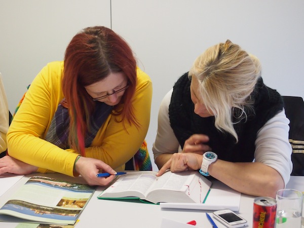 Meine Teilnehmer an diesem Vorbereitungs-Workshop in der Laubenbachmühle an der Mariazellerbahn in Niederösterreich sind wirklich überaus fleißig und bemüht: Hier im Bild Maria und Gerda Teubenbacher.