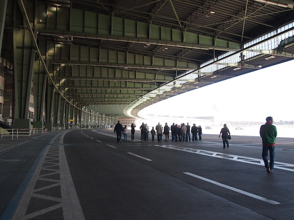 Weit, unendlich weit begrüßt uns der Rundgang über das ehemalige Flughafengelände Berlin Tempelhof.
