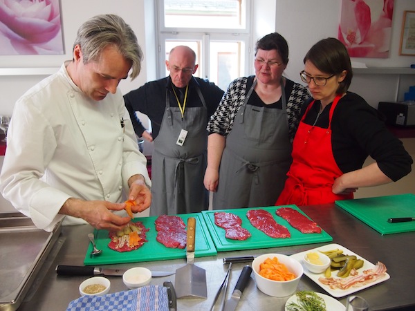 Erster Arbeitsschritt beim Kochkurs im Haubenrestaurant: Lerne wie man Rindsrouladen richtig macht ...