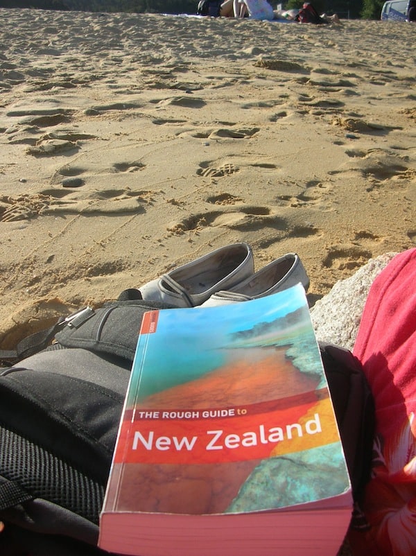 Alltagsgenuss pur in der neuen Heimat: Der nächste "Hausstrand" ist nur rund 20 Minuten mit dem Auto entfernt. Hier entspanne ich und lese meine nächsten Reiseziele auf Neuseelands faszinierender Südinsel nach.
