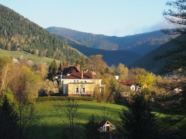 Der malerische Ort Puchberg am Schneeberg liegt direkt am Fuße des höchsten Berges Niederösterreich. Hier ist die Luft, besonders am Morgen, herrlich frisch.