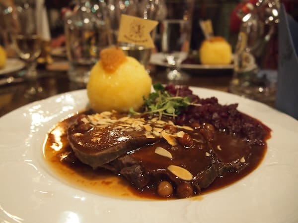 Das Essen, hier unser sächsischer Sauerbraten - ein Klassiker der lokalen Küche - schmeckt uns hervorragend gut. Wirklich empfehlenswert!