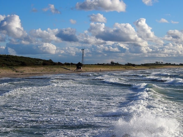 Erinnerungen an stürmische & gleichzeitig traumhafte Momente: Blick auf den Strand von Wustrow an der deutschen Ostseeküste.