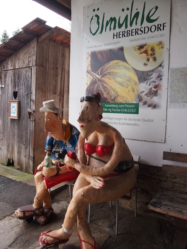 Hier empfangen uns schon zur Begrüßung auf den laufenden "Schmäh" deutend, diese heiteren Reisegesellen ...