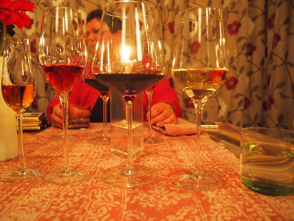 ... sowie zu jedem Gang die passende Weinbegleitung: Nach drei langen Verkostungstagen sind wir jedoch nicht mehr so trinkfest und fotografieren die großartigen Weine lieber, als sie allesamt auszutrinken. "It's a hard life!" :D