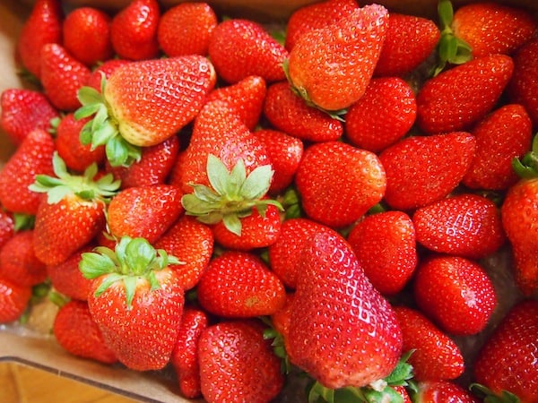 Eines der Rotwein-Aromen ist übrigens Erdbeere: Mit frischen Erdbeeren unter der Nase entdeckt sich dieses gleich noch viel leichter ...