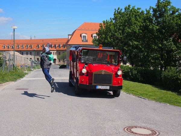 Cori von den "TravelPins" nimmt es da gelassener und setzt zum "Sprung aus dem Stadtrundfahrtswagen" an - was Reiseblogger für ein kreatives Foto so alles machen. ;)