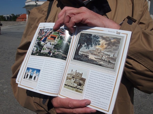 Mittels Büchern erklärt er uns Zusammenhänge und Wirkungsgrad ehemaliger Herrscher, war hier doch auch mal eine Hochburg der österreichisch-ungarischen Doppelmonarchie mit der Stadt Pressburg, heute Bratislava.
