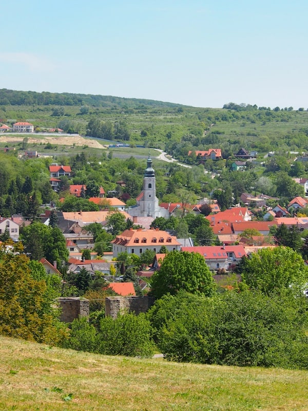 Die romantisch gelegene Kleinstadt Theben ("Devinj") begeistert mich schon ob ihrer Ähnlichkeit zum "schönen Ortsbild" vieler eigener, österreichischer Städte.