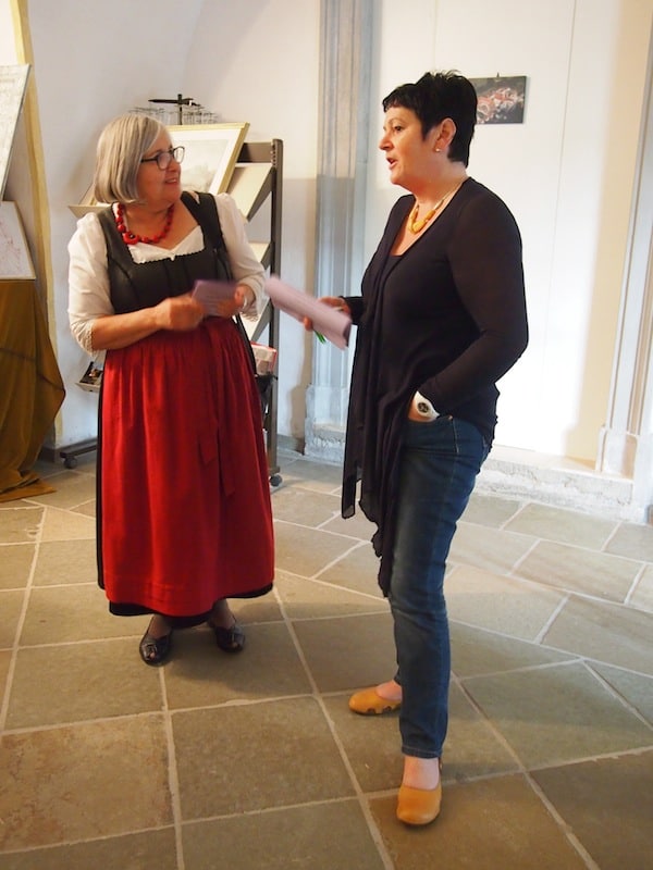 Hier werden wir von der liebenswerten, lokalen Künstlerin Barbara Schoberberger (links im Bild) sowie der Hoteldirektorin Cornelia Daurer aufs Herzlichste begrüßt.