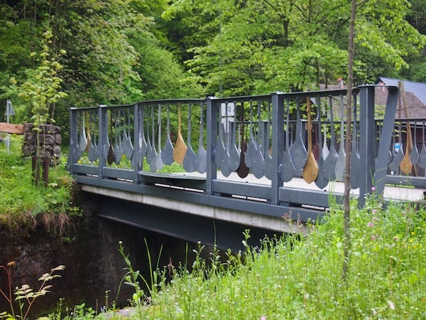 Hier hat er die Brücke zu seinem Hammerwerk mit künstlerisch gestalteten, eisernen Regentropfen versehen.