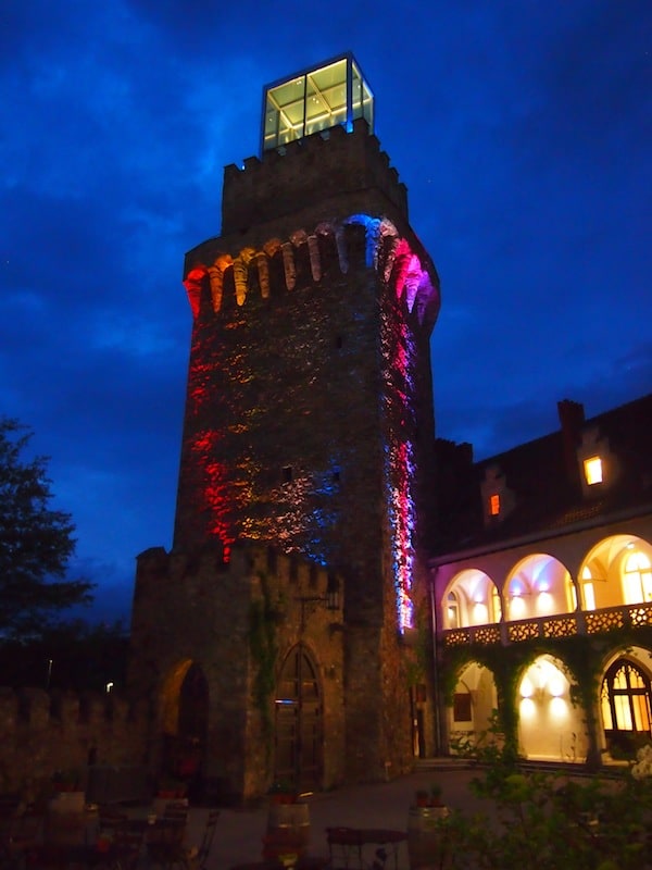 ... bevor es direkt vor dem Schloss Waidhofen zur "kunstvoll-kreativen" Führung mit dem historischen Nachtwächter geht ...