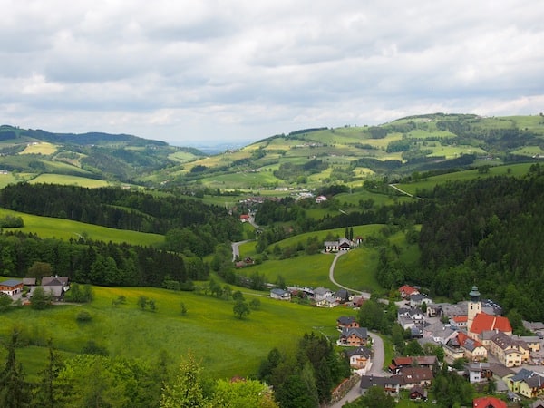 Der Ausblick von hier oben ist ebenso schön wie klassisch: Blick auf ein süßes kleines Dorf mit viel grüner Landschaft im niederösterreichischen Mostviertel.