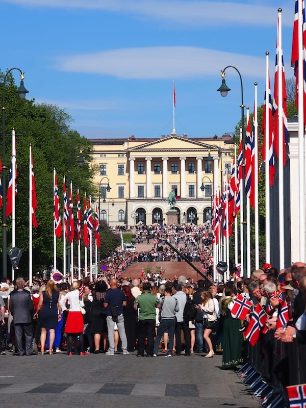... da kann nicht mal der Anblick der Menschenmenge auf der Paradestraße zum Königsschloss in Oslo aus der Ruhe bringen.