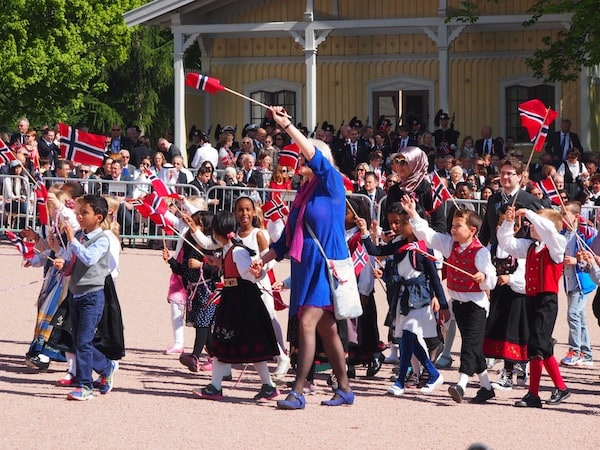 ... und wieder: Parade vor dem Königsschloss in Oslo.