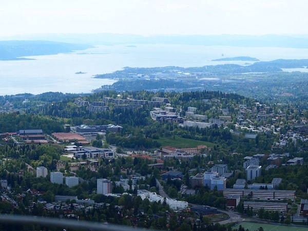Mehr davon gibt es auch hier zu sehen: Blick über einen Stadtteil von Oslo sowie den dahinterliegenden Oslofjorden.
