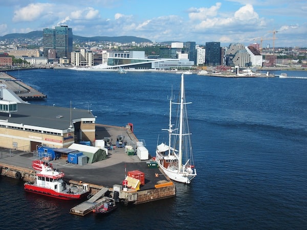 ... schon von weitem ist das Gebäude mit seiner modernen Architektur von unserem DFDS Seaways Fährschiff bei der Ankunft im Hafen von Oslo gut zu erkennen.